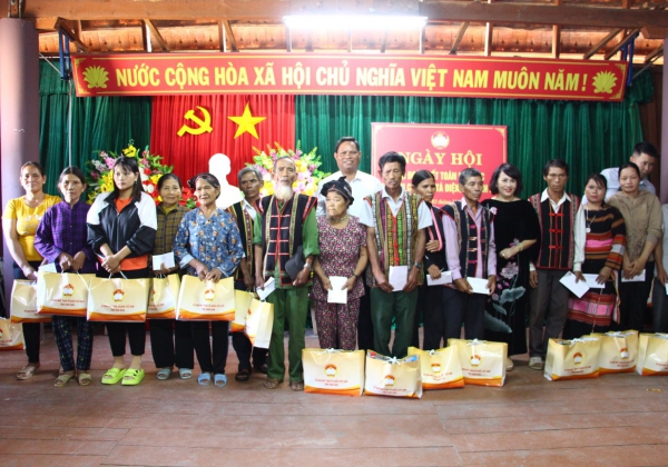 Phó Chủ tịch VAWE Đồng Thị Ánh với Ngày hội Đại đoàn kết toàn dân tộc tỉnh Bình Định
